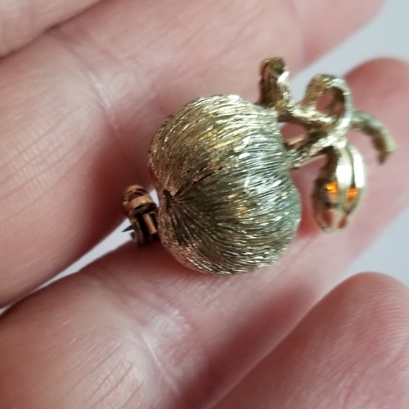 Vintage fruit brooch small pin gold tone apple peach plum - Picture 4 of 8